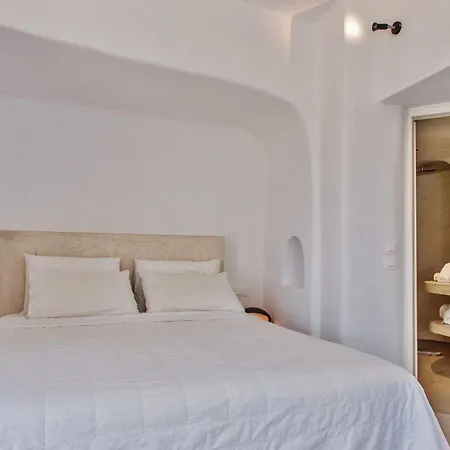 Apartment Marvellous Santorini | Ladros | 1 Bedroom | Min. Children Age: 12 Years | Private Furnished Balcony Overlooking The Sea | Spacious Shared Sun Terrace And Swimming Pool With Breathtaking Caldera View | Oia (Santorini)