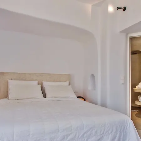 Marvellous Santorini | Ladros | 1 Bedroom | Min. Children Age: 12 Years | Private Furnished Balcony Overlooking The Sea | Spacious Shared Sun Terrace And Swimming Pool With Breathtaking Caldera View | * Oia (Santorini)
